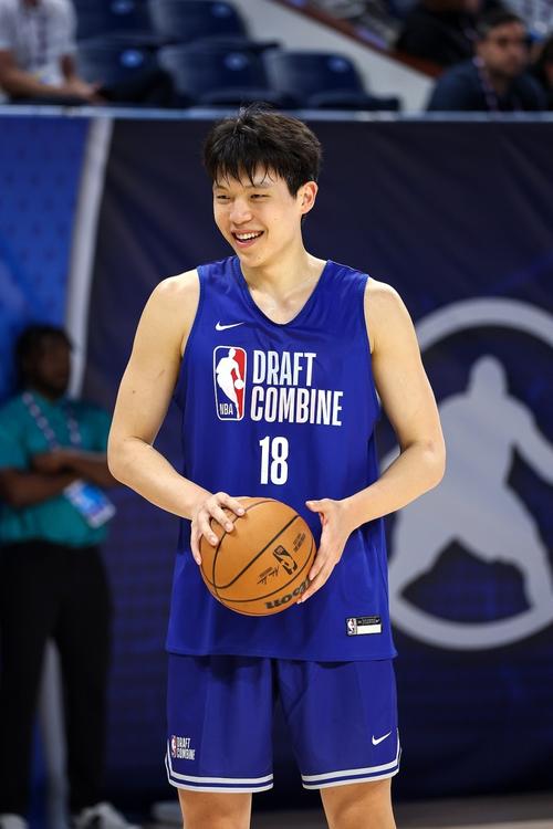 🤔队记:杨瀚森的表现让人惊讶因他已准备好 语言问题需要解决