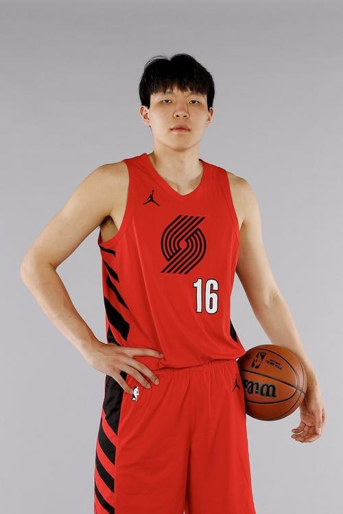 拓媒晒奥尼尔&科比合照调侃：今天的杨瀚森和布雷克-韦斯利