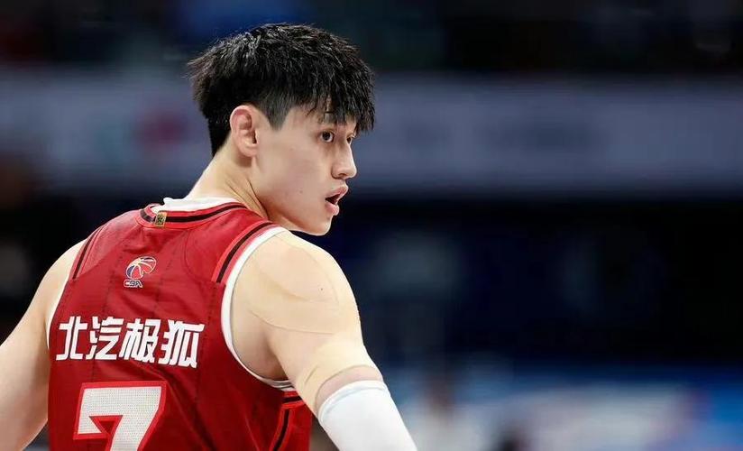 媒体人:曾凡博昨天赛后没拿行李 据说会先回北京解决签证问题