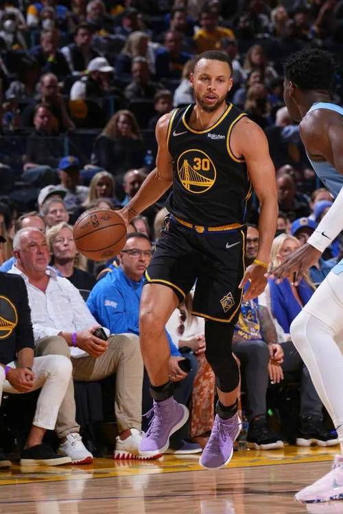 先上来跑跑!克莱首节出战5分钟 3中1&罚球2中2得到4分