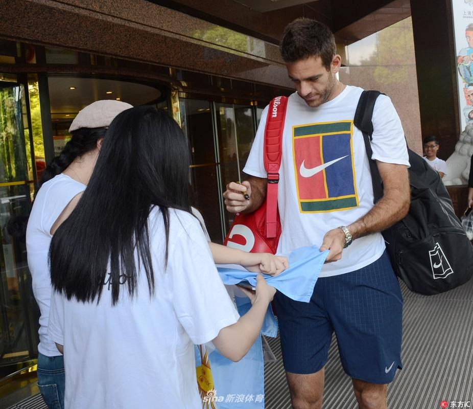 拜仁参加巴西啤酒节活动，卢西奥到场和球迷亲切互动并签名