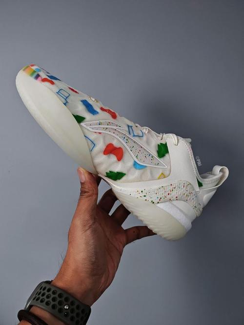 杨瀚森的新球鞋!驭帅20个人PE配色 带有专属Logo和球衣号码