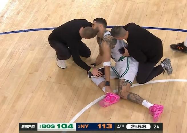 被对手推的！扎威掩护犯规痛苦倒地 篮网挑战成功