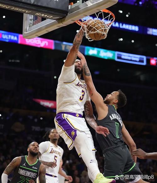 哥俩好！小吧现场观看独行侠赛前热身 浓眉和拉塞尔一起练投篮