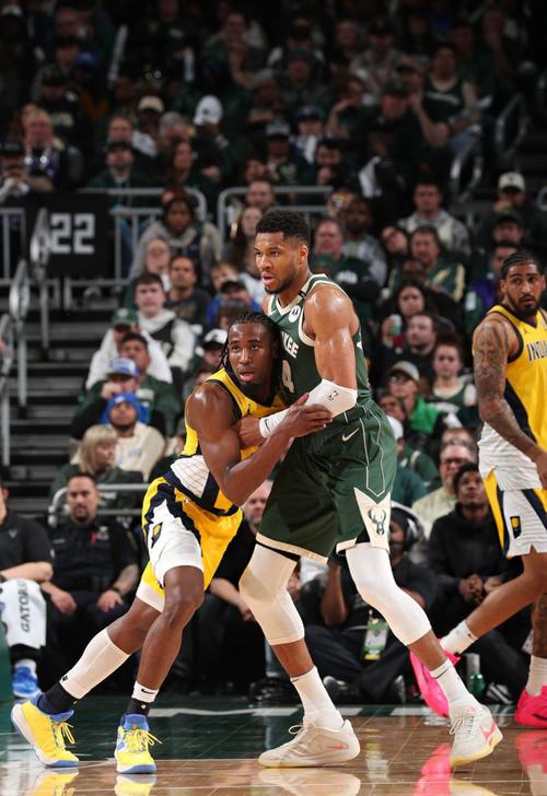 字母哥开季连续两场以60+%命中率砍下30+10+5 历史首人