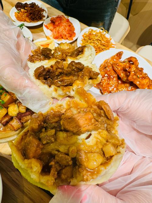 品尝中华美食!哈兰德社媒晒漫步街头+吃烧腊照片:比赛日第二天