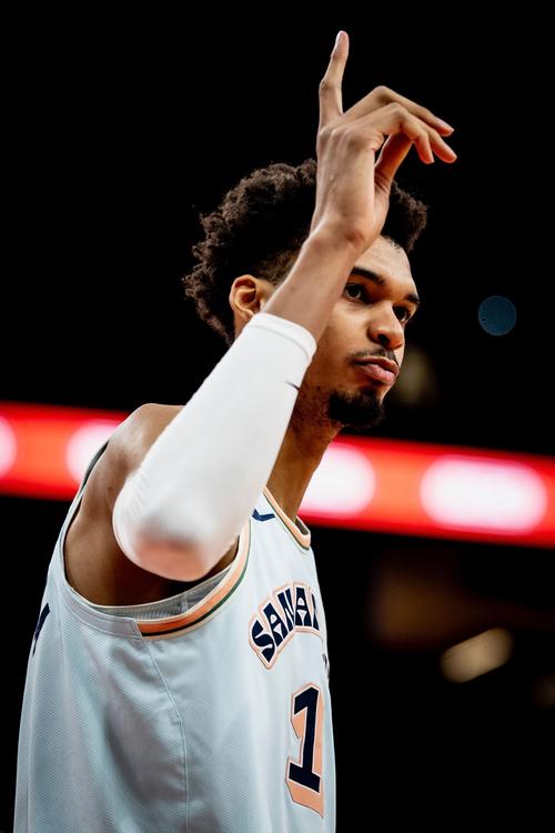 文班QA：生涯第一个盖帽送给欧文 瓦塞尔助攻首分 没盖过活塞队