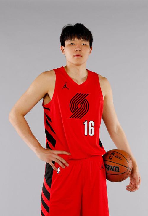 【今日NBA球员穿搭】杨瀚森清凉造型 老六&卢尼足球服穿搭
