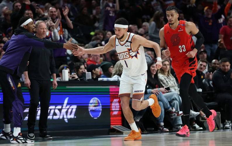 赚了！布克强攻打进加罚 快船挑战成功改判进攻犯规