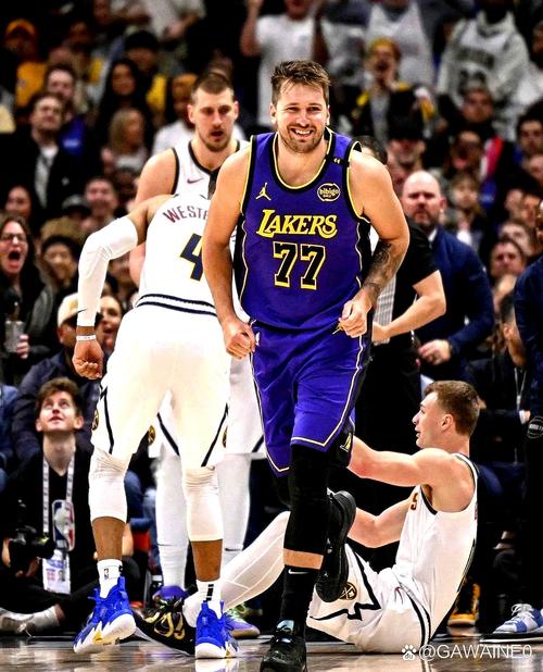 本赛季仅两人曾连续三场至少20分10助:康宁汉姆、东契奇