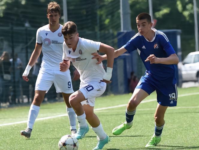 克罗地亚媒体:拜仁球探考察哈伊杜克19岁右后卫霍达克