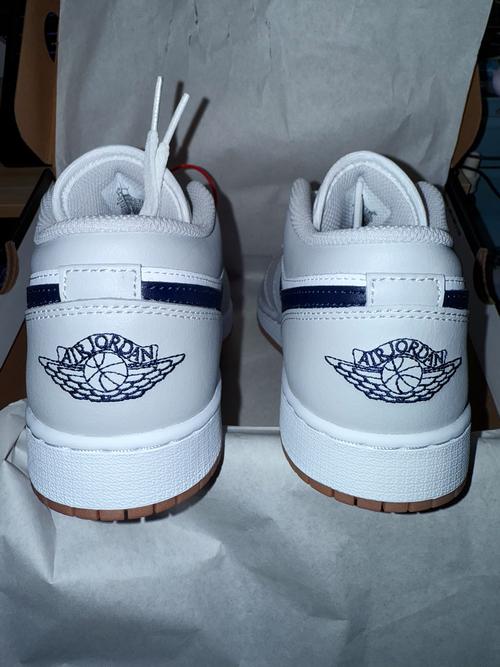 又一双Kobe 5大学PE!康涅狄格大学专属配色 鞋舌带有哈士奇Logo