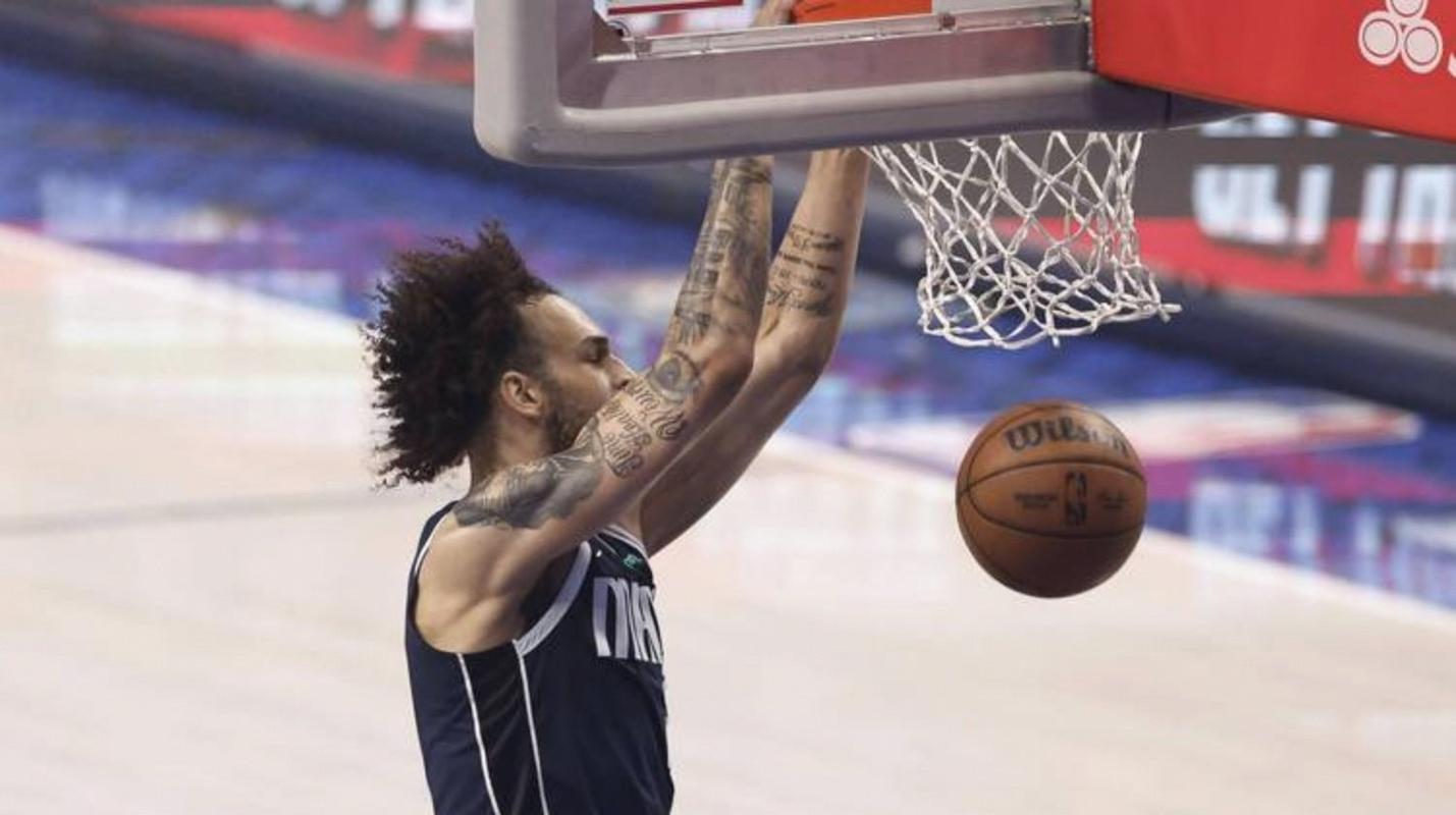 Shams:独行侠中锋莱夫利将在今天对阵快船的比赛中复出