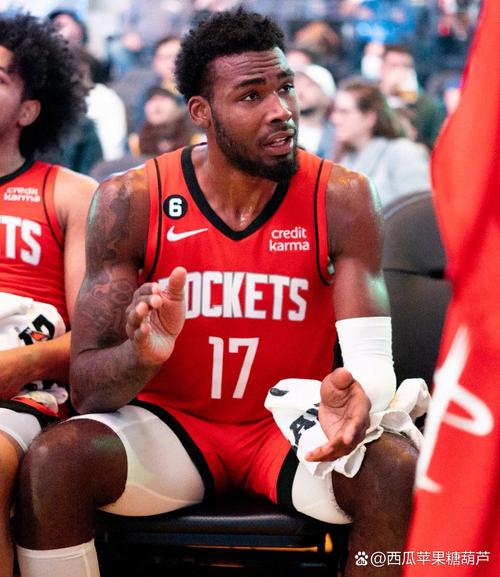 😳伊森昨日疑似和海王冲突!两人互相拉拽!火箭队友一脸懵…