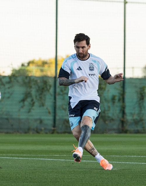 球报：安哥拉与阿根廷比赛期间，球场出现混乱致70名球迷受伤