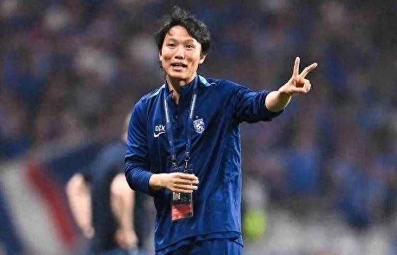 足球报:目前三镇无换帅消息,邓卓翔也还未与俱乐部有进一步交流