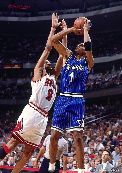 乱穿鞋时代!库里在奥兰多打客场期间还被拍到上脚哈达威蓝喷