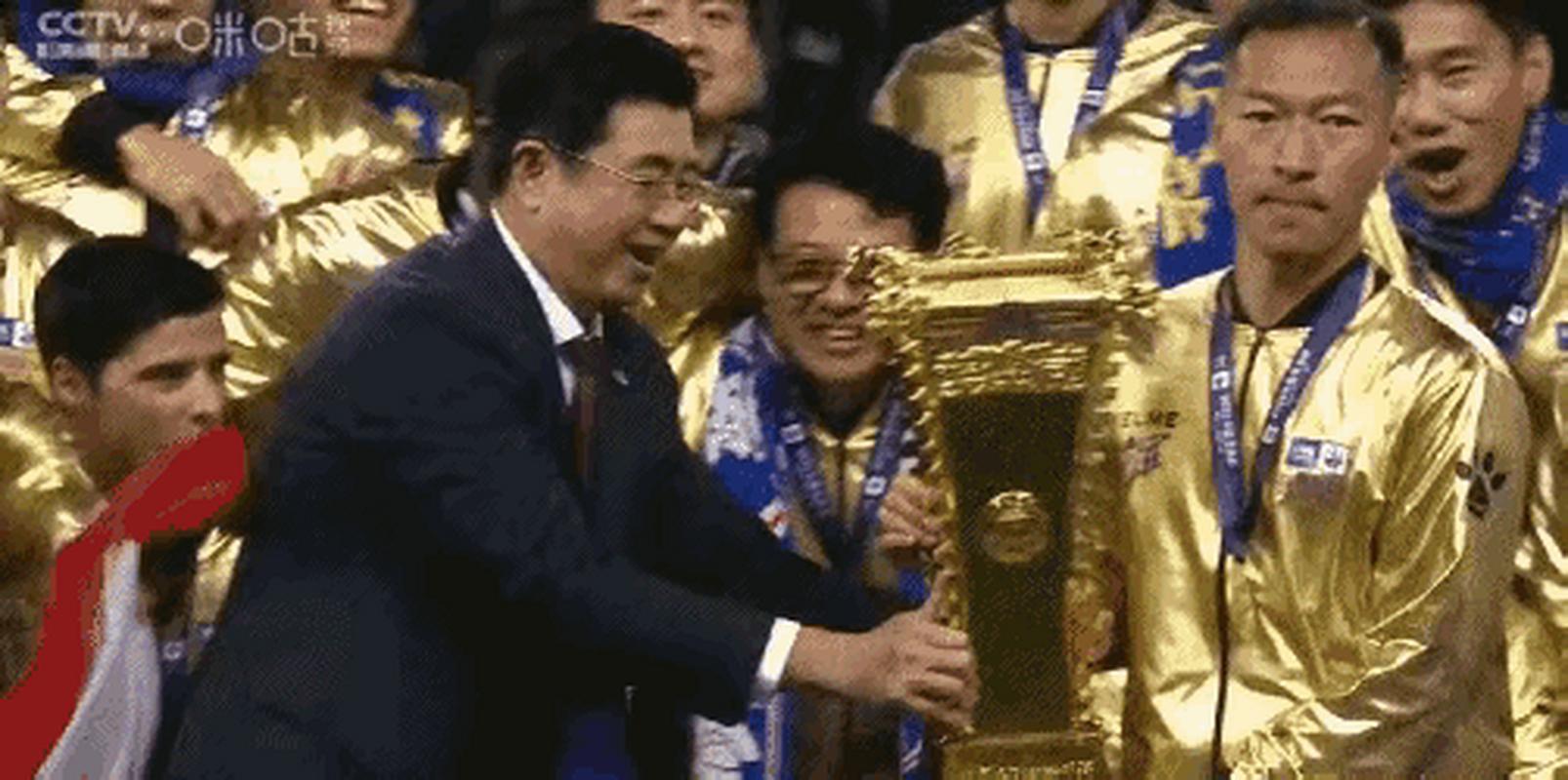 奥斯卡祝贺海港夺冠:祝贺所有我的队友、朋友和球迷们🏆