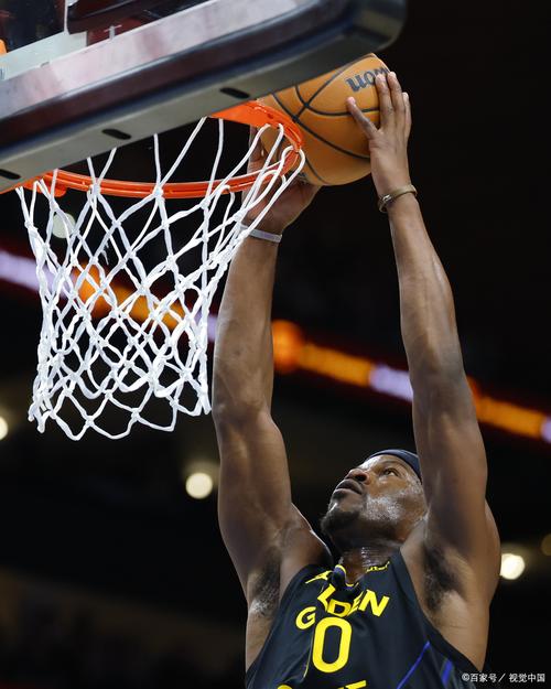 那就扣一个吧！吉莱斯皮抢到长篮板推反击 布克轻松飞扣！
