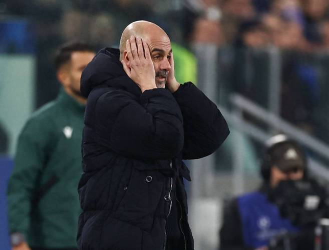 气炸😡曼城丢球后瓜迪奥拉暴怒狂砸替补席座椅，气得满脸通红