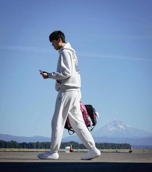 激战NBA杯！开拓者入场穿搭：杨瀚森一身深色+日常粉红小书包