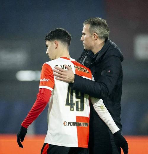 范佩西谈让儿子首秀：我是以教练的身份做出这个决定的