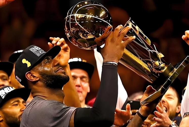 致敬传奇！俄亥俄州立大学外接手达阵摆出霸王步 詹姆斯迅速回应