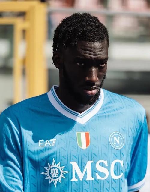 斯基拉:国米、那不勒斯考察20岁右后卫帕莱斯特拉