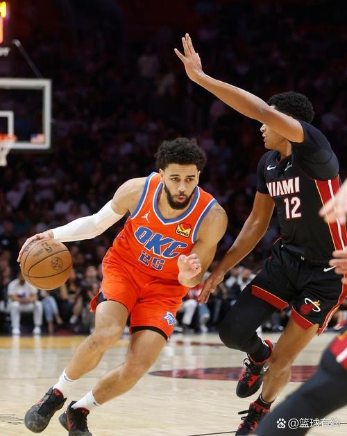 内外开花！米切尔半场12中7独得22分 三分5中3